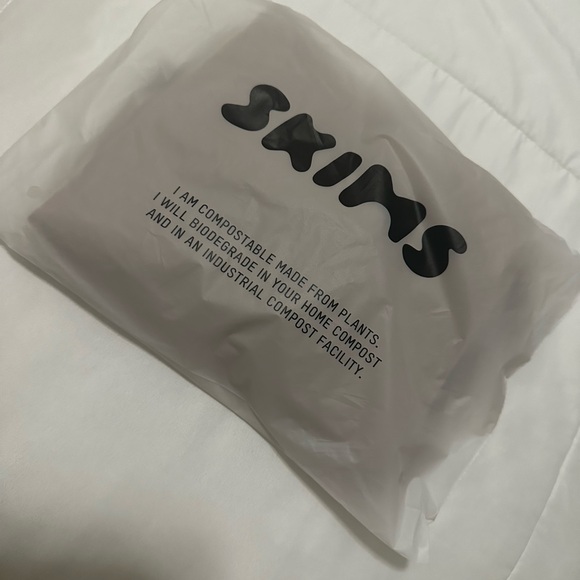 SKIMS Fits Everybody
T-SHIRT BODYSUIT - Picture 7 of 7